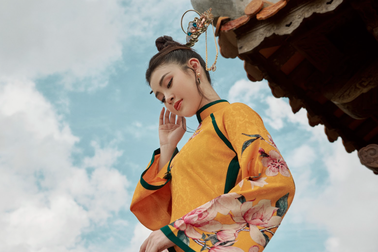 Người đẹp Lý Kim Thảo thướt tha trong tà áo dài