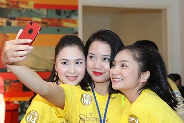 Người mẫu Hồng Diễm giành chiến thắng ở cuộc thi “Mua sắm cùng sao”