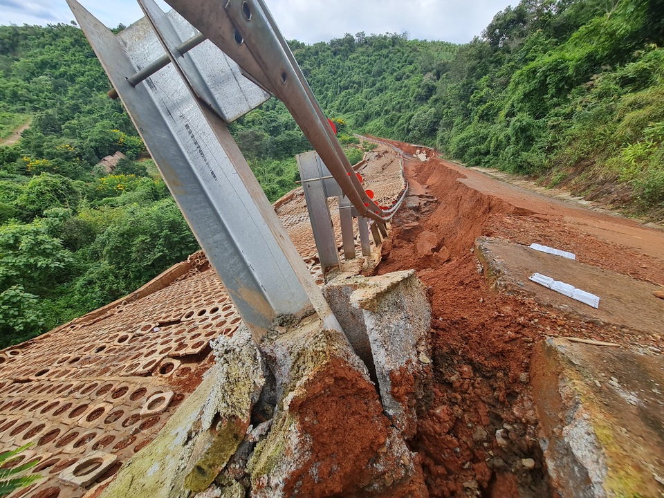Vừa được UNESCO ghi danh, công trình đường phục vụ gần 27 tỷ đã tan tác - 5 Vừa được UNESCO ghi danh, công trình đường phục vụ gần 27 tỷ đã tan tác - 5