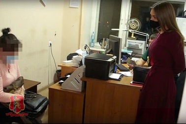 Mẹ bán con trên chợ đen để mua kẹo và quần áo cho những đứa còn lại