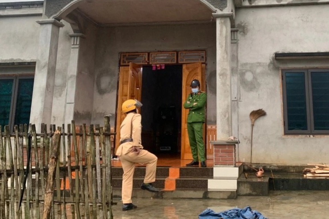 Khởi tố người đàn ông sát hại con trai rồi chém vợ thương tích - 1 Khởi tố người đàn ông sát hại con trai rồi chém vợ thương tích - 1