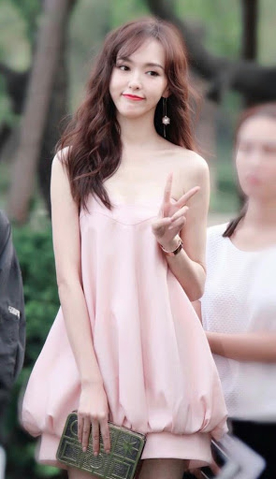 Fan xót xa nhìn đôi chân “cò hương” của Đường Yên sau nửa năm sinh nở - 8 Fan xót xa nhìn đôi chân “cò hương” của Đường Yên sau nửa năm sinh nở - 8