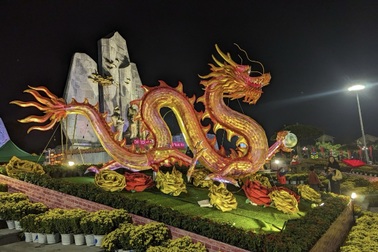 Cặp linh vật "song long chầu ngọc" vừa xuất hiện đã gây chú ý