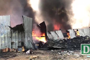 Xưởng phế liệu bốc cháy, khói đen bốc cao hàng trăm mét