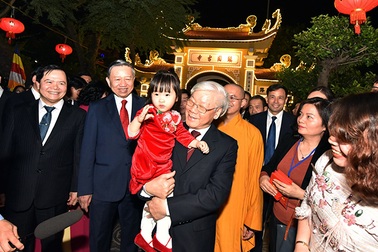 Tổng Bí thư, Chủ tịch nước tản bộ trên đường Thanh Niên, lì xì công nhân