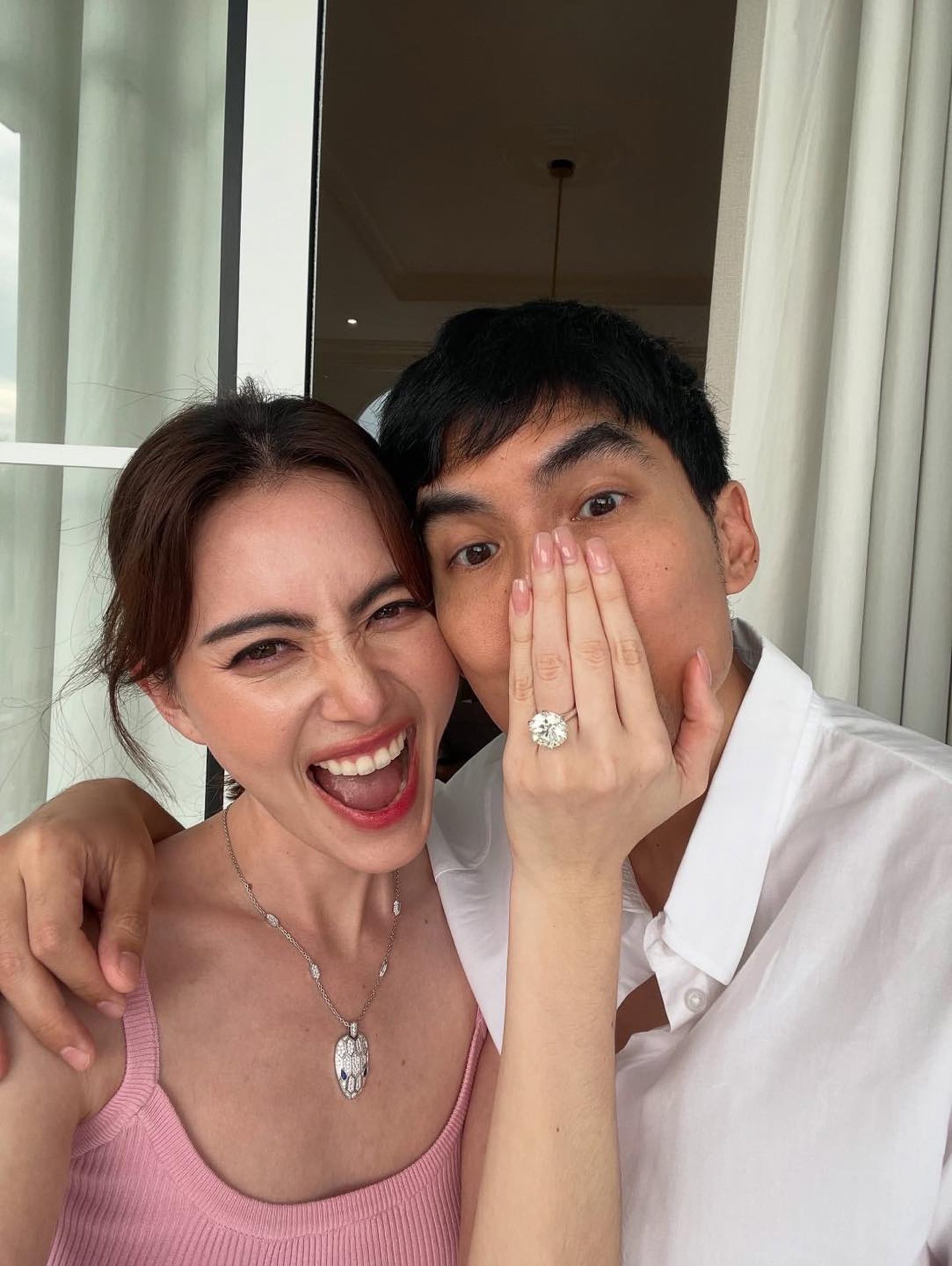Chuyện tình 7 năm ngọt ngào của “ma nữ sở hữu vòng eo siêu thực” Mai Davika - 2 Chuyện tình 7 năm ngọt ngào của “ma nữ sở hữu vòng eo siêu thực” Mai Davika - 2