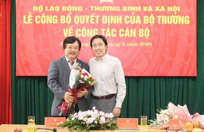 Bộ trưởng Đào Ngọc Dung trao quyết định hưởng chế độ bảo hiểm xã hội cho Tổng Cục trưởng Nguyễn Hồng Minh - Ảnh 12. Bộ trưởng Đào Ngọc Dung trao quyết định hưởng chế độ bảo hiểm xã hội cho Tổng Cục trưởng Nguyễn Hồng Minh - Ảnh 12.