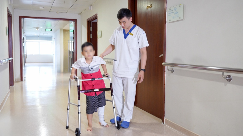 Vinmec lần đầu thay toàn bộ xương đùi cho bệnh nhi ung thư nhỏ tuổi - 2 Vinmec lần đầu thay toàn bộ xương đùi cho bệnh nhi ung thư nhỏ tuổi - 2