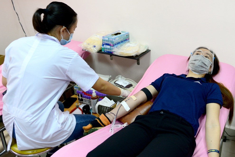 Kho máu cạn kiệt giữa mùa dịch, dân Sài Gòn xin nghỉ làm đổ xô đi hiến máu - 2 Kho máu cạn kiệt giữa mùa dịch, dân Sài Gòn xin nghỉ làm đổ xô đi hiến máu - 2