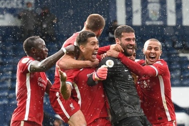 Thủ môn Alisson ghi "bàn thắng để đời" giúp Liverpool đánh bại West Brom