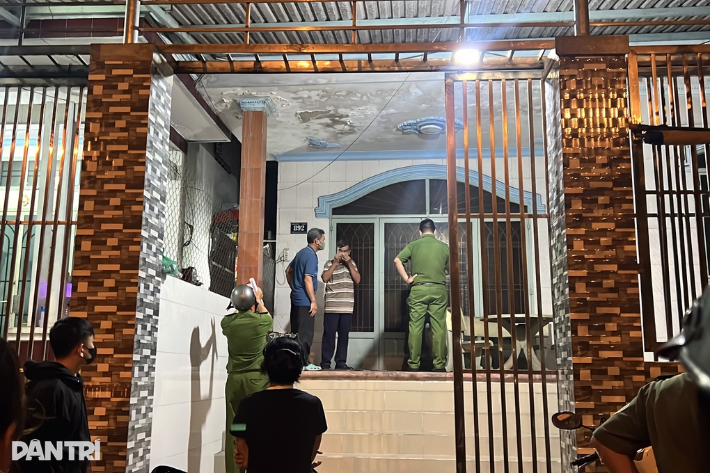 Thi thể người đàn ông đang phân hủy trong căn nhà ở TPHCM - 1 Thi thể người đàn ông đang phân hủy trong căn nhà ở TPHCM - 1