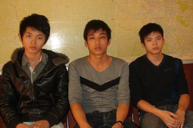 Xe máy “kẹp 3” chạy trốn công an, gây tai nạn liên hoàn