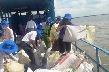 Thả hơn 240.000 con cá giống ra sông Tiền