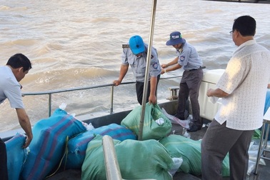 Bạc Liêu: Thả hơn 4 triệu con tôm giống xuống biển