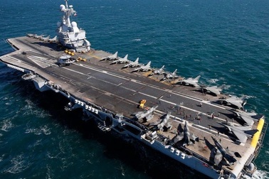 Tàu sân bay Pháp đâm gãy cột thuyền buồm