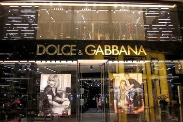 Tung clip quảng cáo phân biệt chủng tộc, hãng thời trang nổi tiếng bị tẩy chay, xóa khỏi website bán hàng