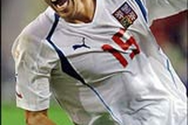 Vua phá lưới Euro 2004 đầu quân cho Aston Villa