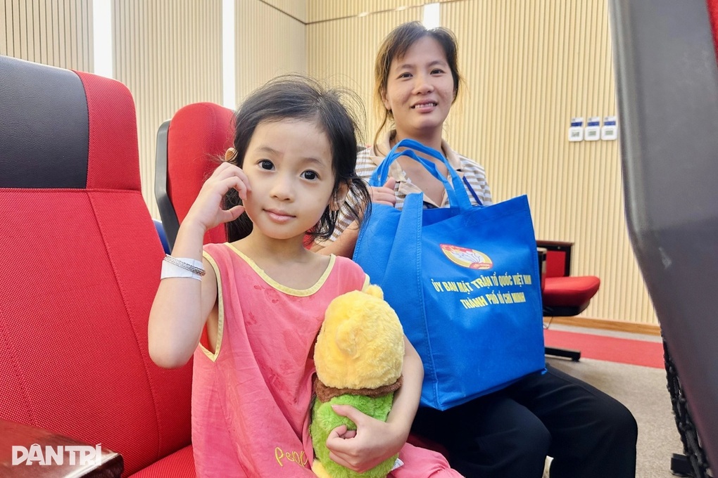 “Mẹ đừng khóc, con sẽ mau khỏi bệnh để đến trường” - 2 “Mẹ đừng khóc, con sẽ mau khỏi bệnh để đến trường” - 2