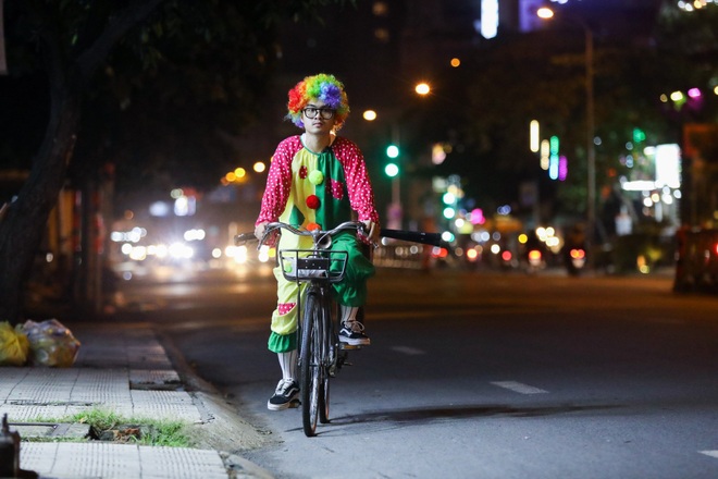 Chàng trai hóa thân thành chú hề đi hớt tóc cho người vô gia cư - 5 Chàng trai hóa thân thành chú hề đi hớt tóc cho người vô gia cư - 5