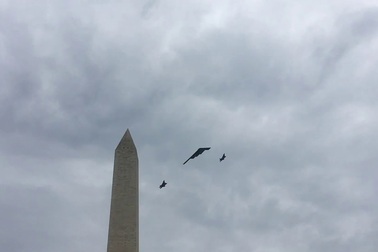 Máy bay ném bom bay qua Washington mừng quốc khánh Mỹ