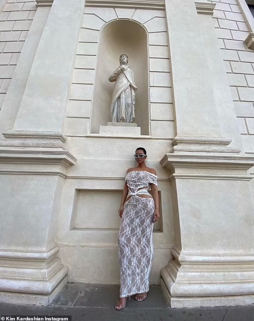 Mặc hở bạo khi tới thăm Vatican, nữ tỷ phú Kim Kardashian bị chỉ trích - 3