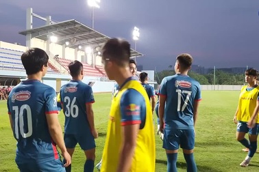 Công Phượng lần đầu ra mắt HLV Philippe Troussier