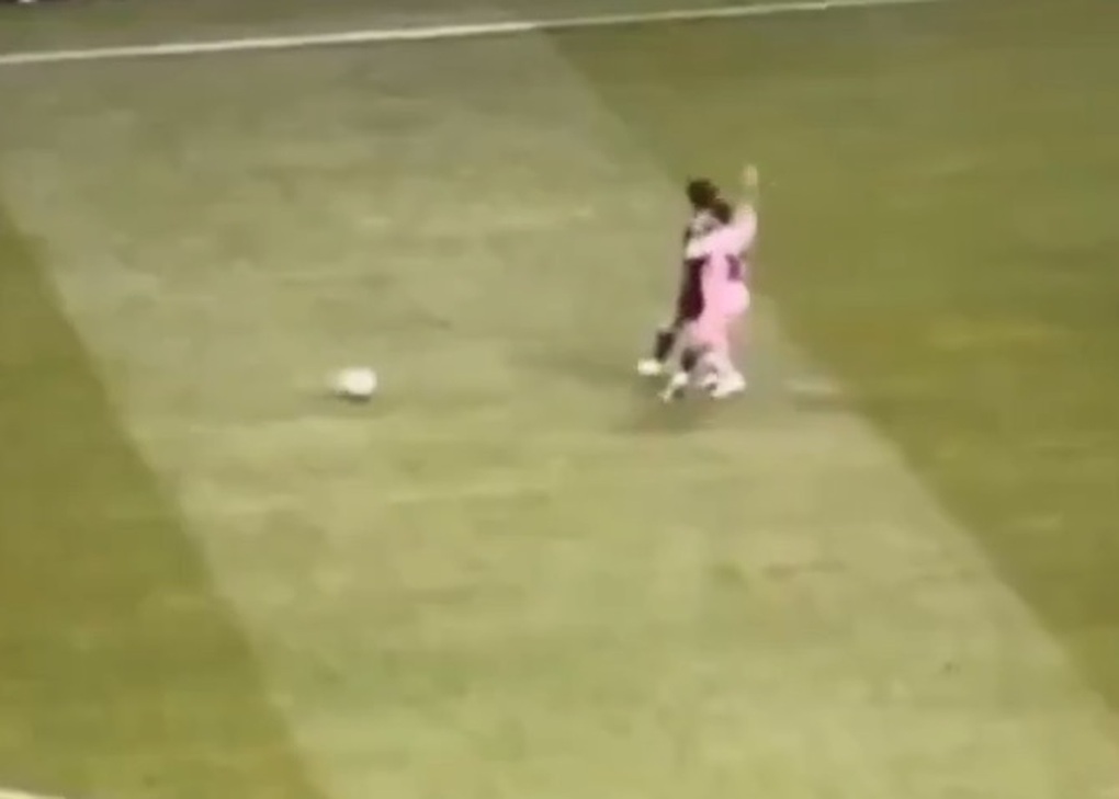 Lionel Messi bị phát hiện đấm trộm đối thủ, CĐV vô cùng bức xúc - 1 Lionel Messi bị phát hiện đấm trộm đối thủ, có thể gặp họa lớn