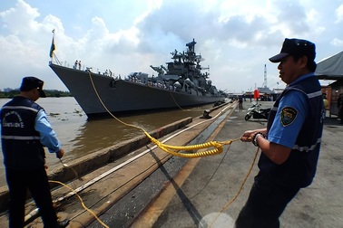 Tàu Hải quân Ấn Độ treo cờ rủ khi cập cảng Nhà Rồng