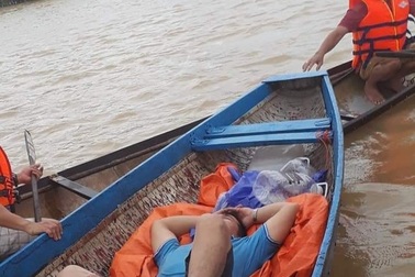 2 cha con gặp nạn khi đi cứu trợ bà con vùng lũ, người cha mất tích
