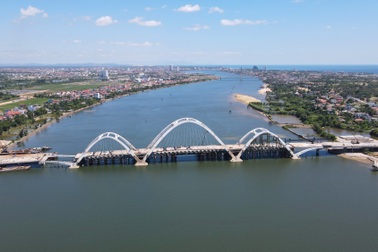 Cầu vòm tuyệt đẹp hơn 1.000 tỷ đồng bắc qua sông Nhật Lệ dần thành hình