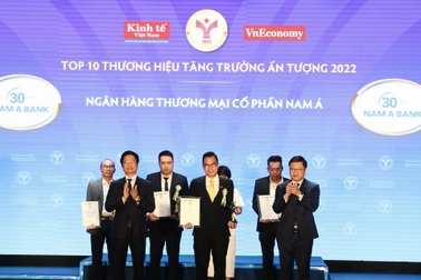 Nam A Bank nhận giải "Top 10 thương hiệu tăng trưởng ấn tượng 2022"