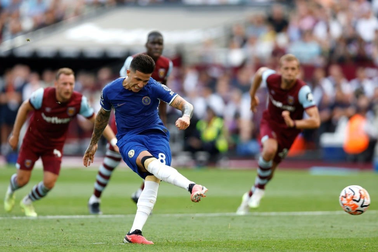 Enzo Fernandez đá hỏng 11m, Chelsea thua 10 người của West Ham