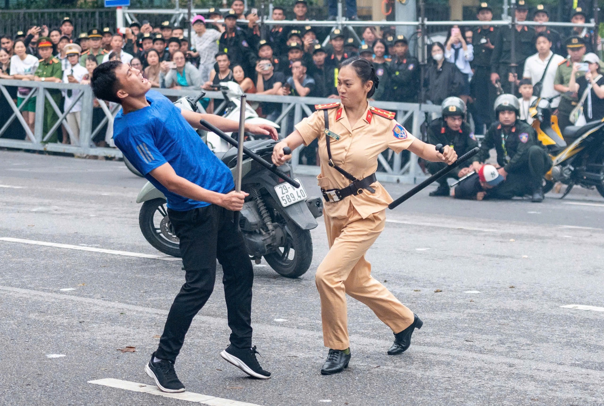 Nữ CSGT trình diễn võ thuật, quật ngã tội phạm tại bờ hồ Hoàn Kiếm - 14 Nữ CSGT trình diễn võ thuật, quật ngã tội phạm tại bờ hồ Hoàn Kiếm - 14