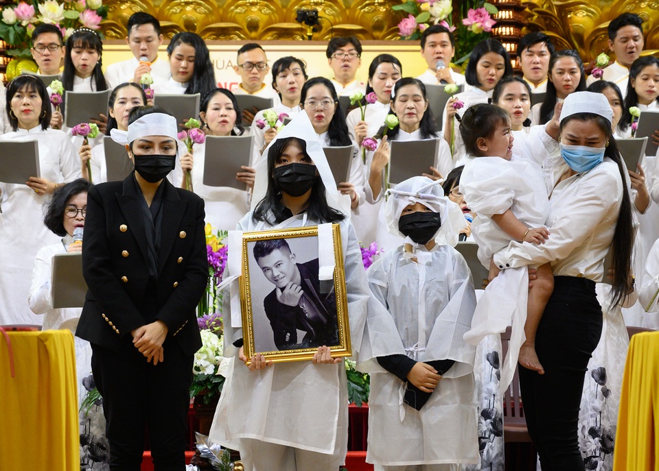 Con gái Vân Quang Long khóc khi hát Ba kể con nghe trong Lễ cầu siêu - 4 Con gái Vân Quang Long khóc khi hát Ba kể con nghe trong Lễ cầu siêu - 4