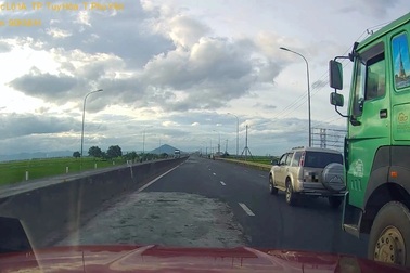 Bị hai ô tô con chèn ép không cho vượt trên quốc lộ, xe tải tạt đầu dằn mặt