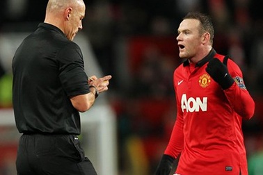 Trọng tài Howard Webb trở thành “ác mộng” của MU