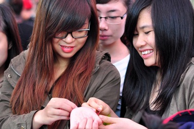 Teen Chu Văn An đội mưa đi chợ phiên kiểu Tây