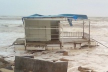 Nhà nổi cùng phao biển "khủng" có chữ Trung Quốc trôi vào bờ biển