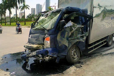 Hà Nội: Xe tải nát bét đầu vì đâm vào sườn xe buýt