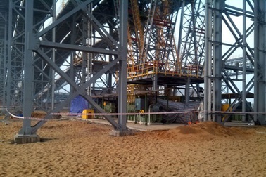 Sập cầu thang băng chuyền, 2 người thương vong