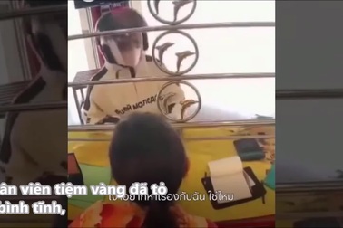 Nữ khách hàng dũng cảm đuổi tên cướp tiệm vàng có súng