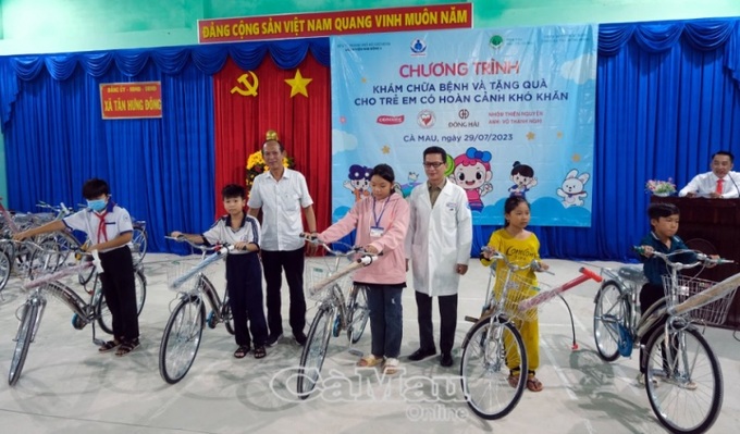 Trao tặng xe đạp cho các em học sinh có hoàn cảnh khó khăn. Ảnh baocamau.com.vn