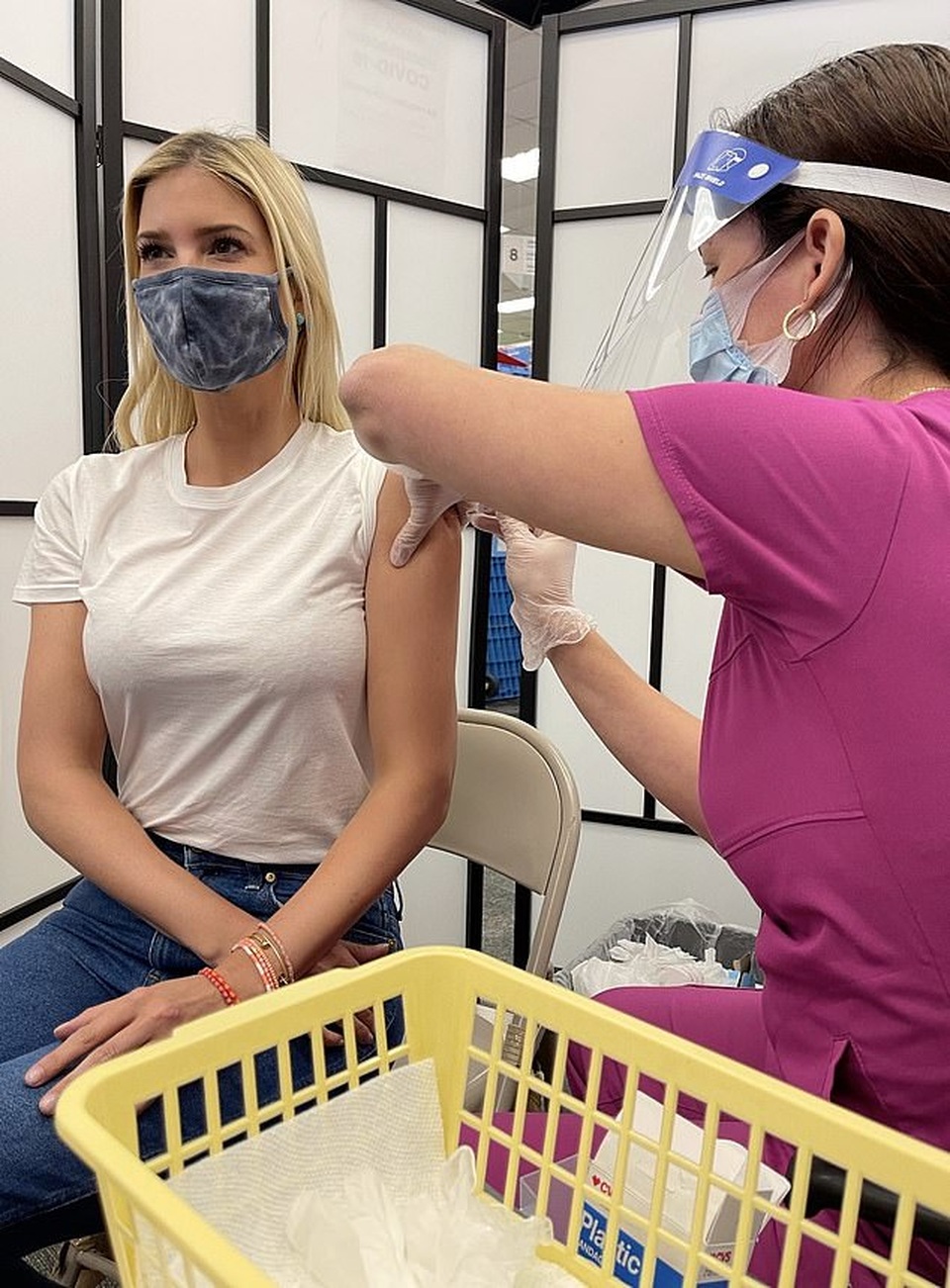 Ivanka Trump đăng ảnh tái xuất mạng xã hội sau 3 tháng ở ẩn - 1 Ivanka Trump đăng ảnh tái xuất mạng xã hội sau 3 tháng ở ẩn - 1