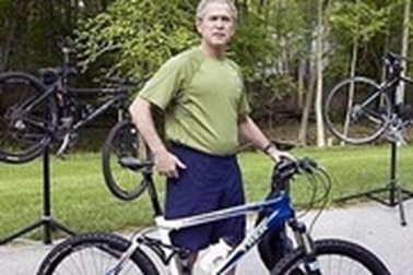 Ông Bush “thề” sẽ không để ngã xe đạp ở G8
