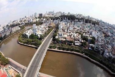 Phát triển đô thị TPHCM: Vẫn khó di dời nhà ven kênh rạch
