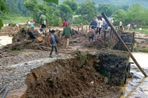 Mưa lũ gây sạt lở cầu đường, ngập nhà dân