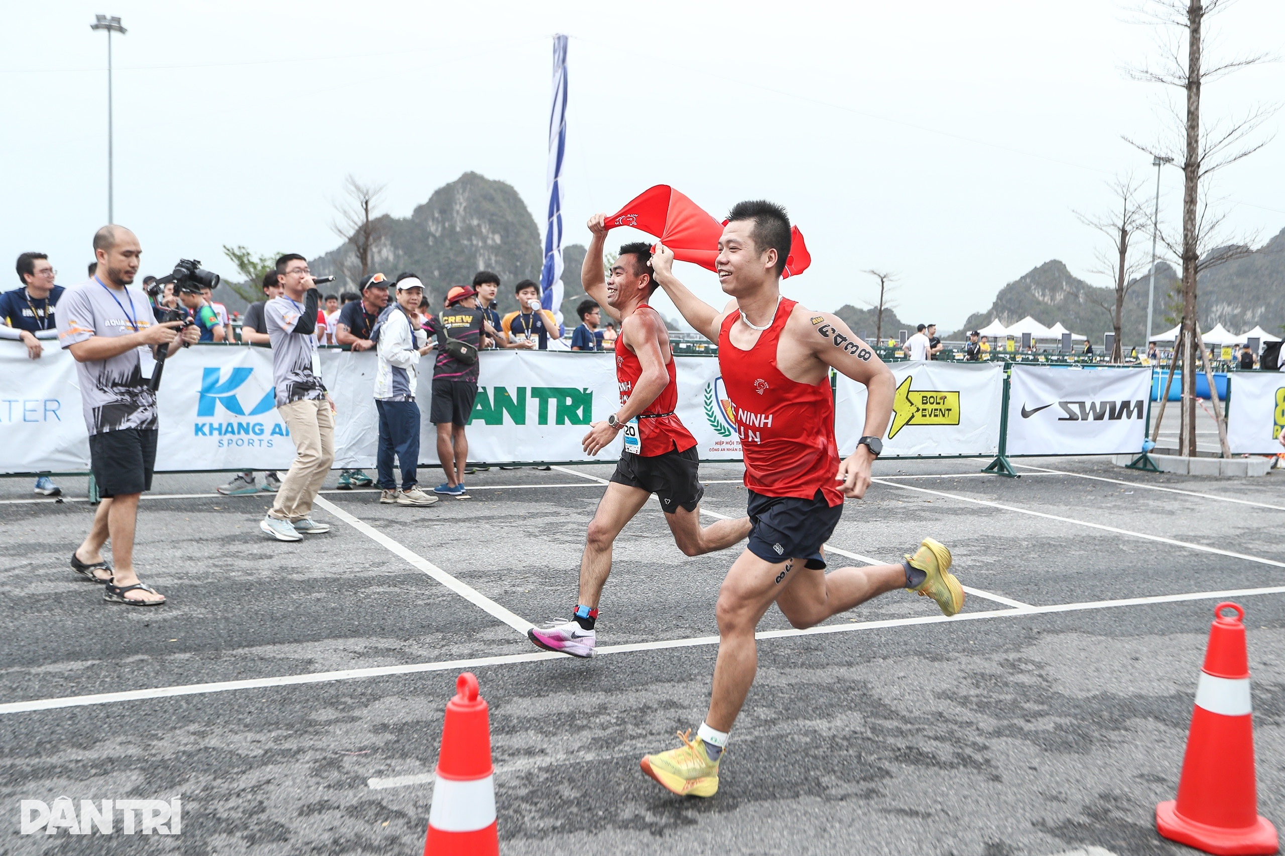 View - Những màn ăn mừng vỡ òa cảm xúc tại vạch đích Aqua Warriors Halong Bay 2025 | Báo Dân trí