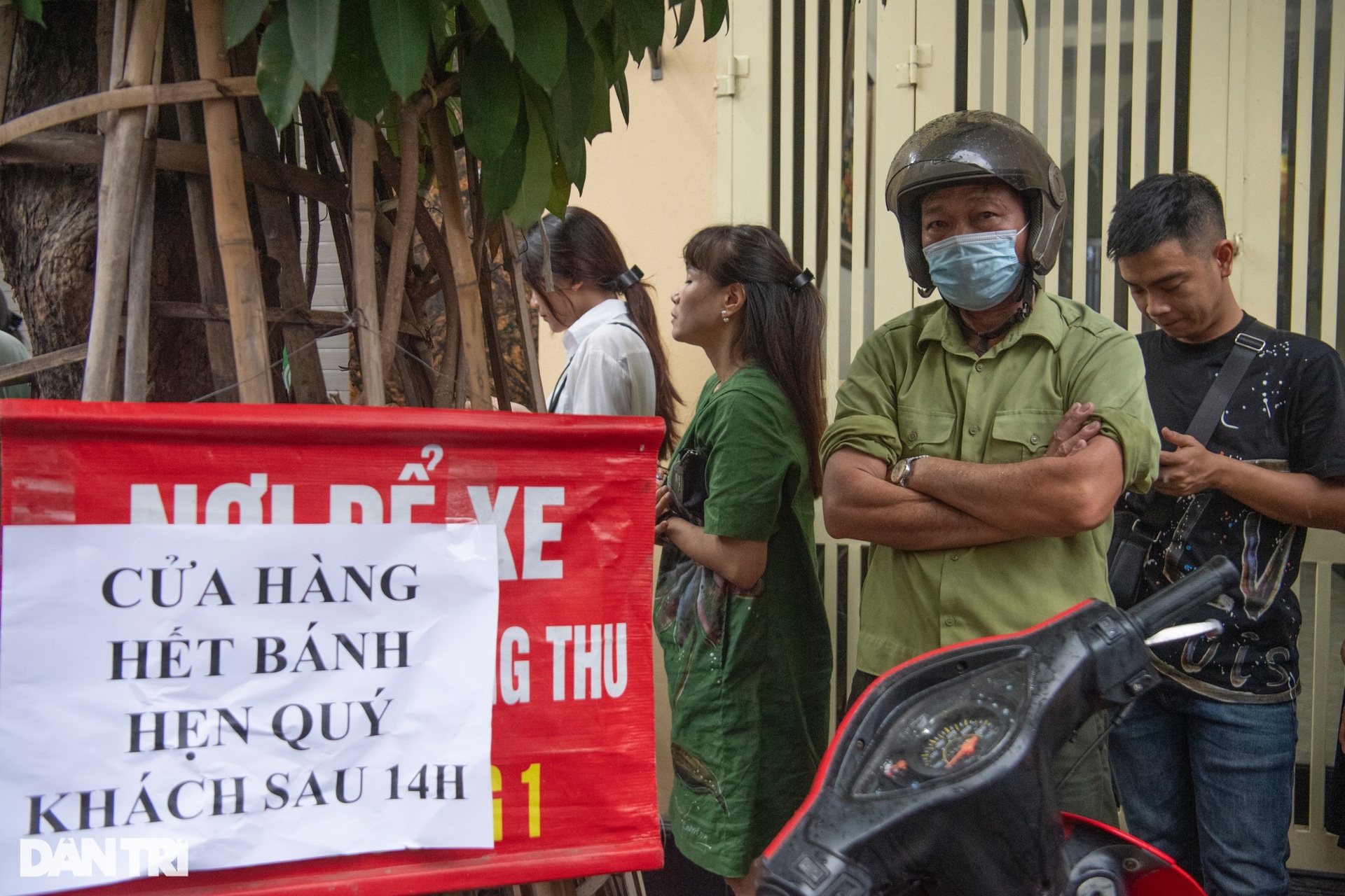 Đứng hàng giờ dưới mưa chờ mua bánh trung thu ở Hà Nội - 8