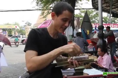 Theo chân blogger nổi tiếng ăn món cơm lam Khao lam ở Thái Lan