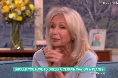 Tranh cãi xung quanh bộ trang phục của cô gái mặc lên máy bay